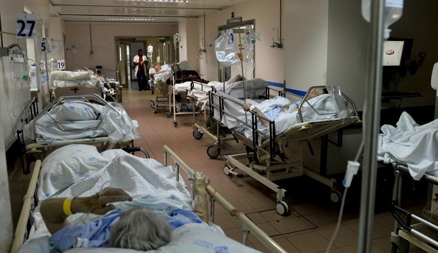 Expresso: Hospital de Santa Maria interna doentes em macas